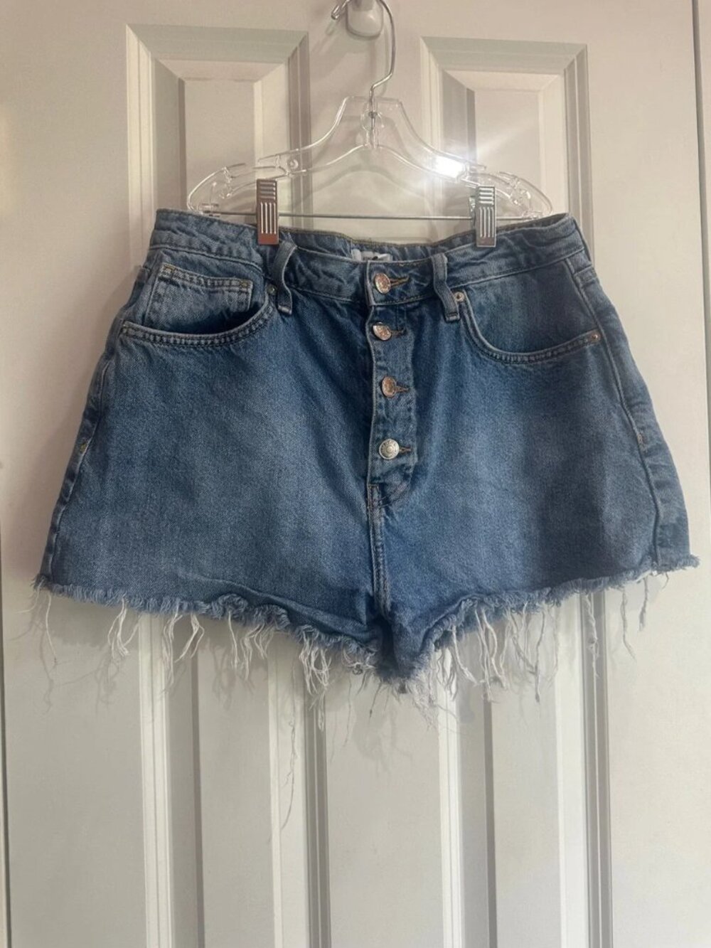 NWOT Forever 21 Button-Front Frayed Hem Denim Shorts - Blue size 29